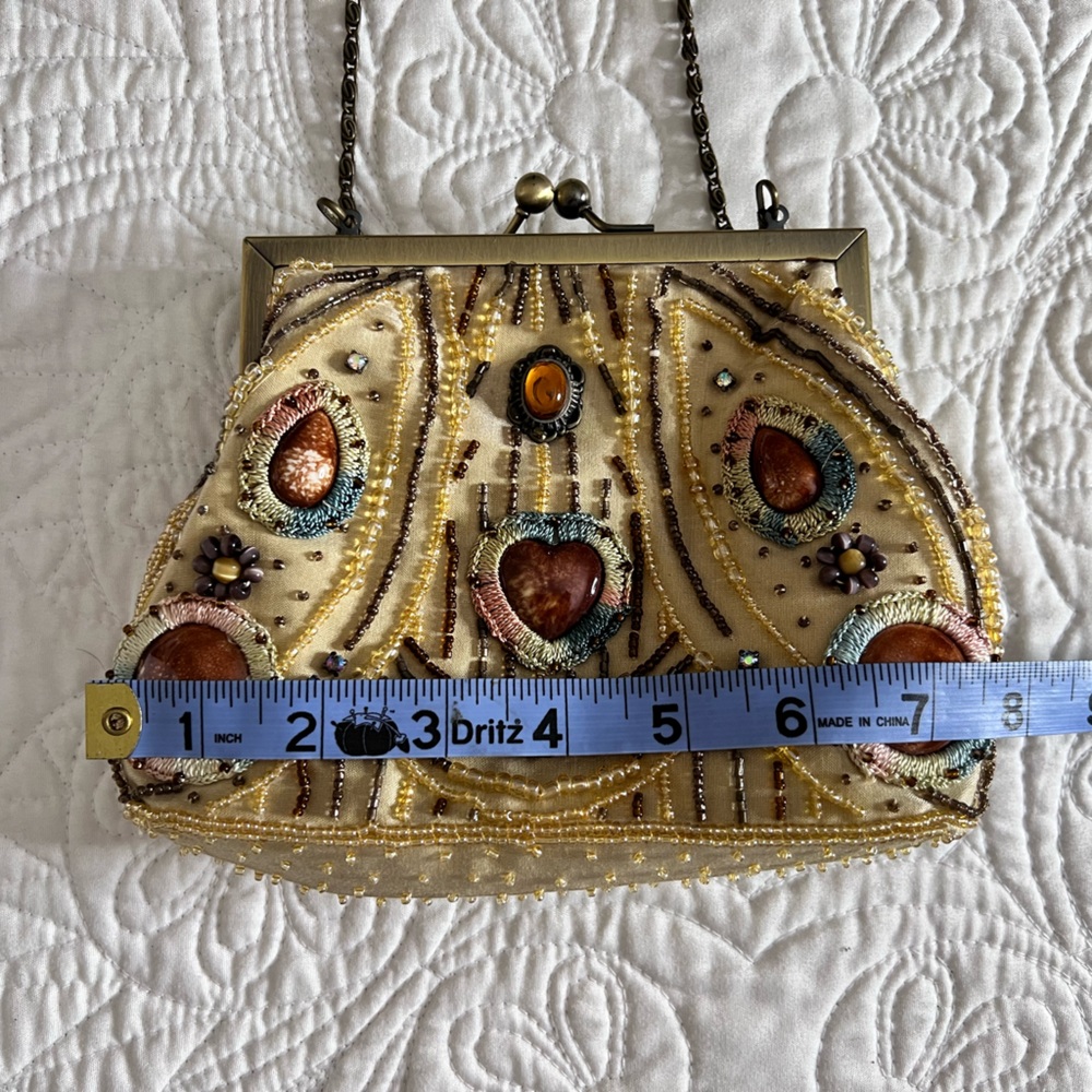Stephanie Vintage Beaded Heart-Shaped Embellished Clutch - Picture 3 of 10